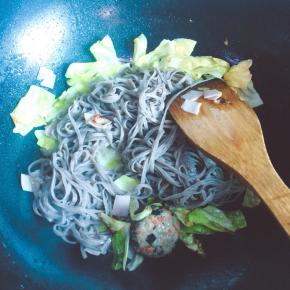 加入荞麦面翻炒