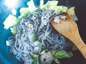 加入荞麦面翻炒
