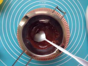 隔水融化黑巧克力