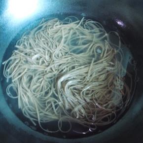 荞麦面用沸水焯熟