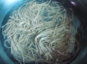 荞麦面用沸水焯熟