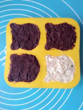 慕斯胚冻硬了取出，把巧克力可可脆片填满模具，尽量压实一些。再移入冰箱冷冻四个小时以上即可脱模