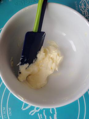 室温软化的奶油奶酪用手动打蛋器打至顺滑