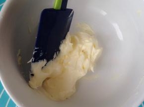 室温软化的奶油奶酪用手动打蛋器打至顺滑