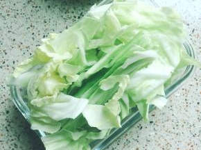 卷心菜切小片，多少根据自己食量决定