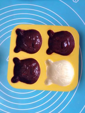 用细刷子沾巧克力在模具里刷一层，尽量把模具的纹路刷满，然后放入冰箱冷冻室冻几分钟