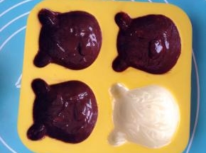 用细刷子沾巧克力在模具里刷一层，尽量把模具的纹路刷满，然后放入冰箱冷冻室冻几分钟