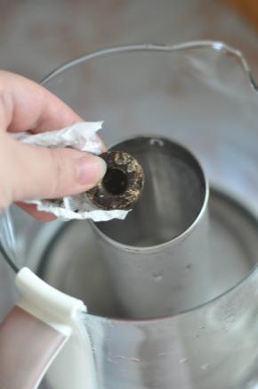 将普洱茶陀放入滤网中。