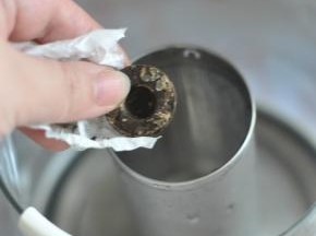 将普洱茶陀放入滤网中。