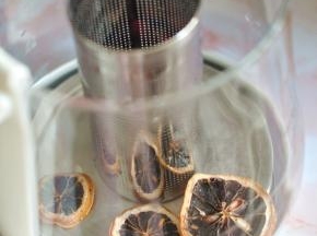 柠檬片放在滤网外。