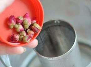 将玫瑰花也放入滤网中。