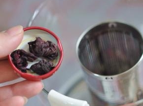 玫瑰茄也放在滤网外。