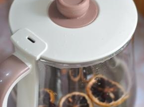 盖上养生壶的盖子。