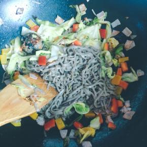 最后加入红椒黄椒翻炒，再放入适量盐调味