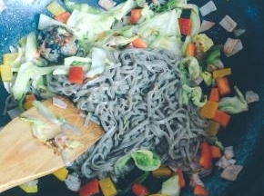 最后加入红椒黄椒翻炒，再放入适量盐调味