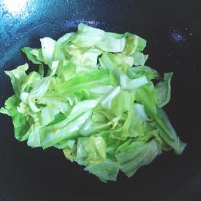 锅里放油，热了放卷心菜翻炒一会