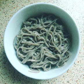 荞麦面冷水过几遍，放在一旁备用