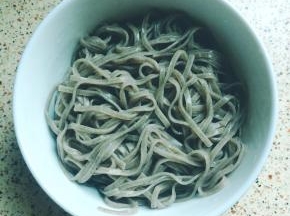 荞麦面冷水过几遍，放在一旁备用