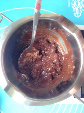 50克巧克力液加入可可脆片拌匀