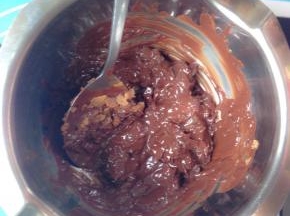 50克巧克力液加入可可脆片拌匀