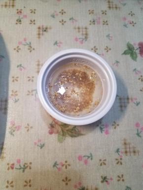 先把柠檬皮碎用纯净水浸泡柔软湿润。