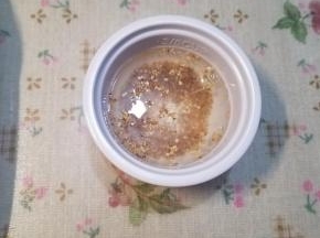 先把柠檬皮碎用纯净水浸泡柔软湿润。