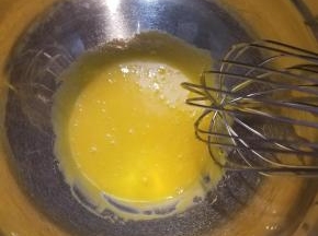 鸡蛋打散。