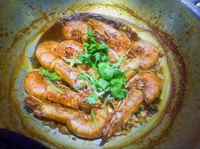 添半碗水煮约2-3分钟，收浓汤汁撒香菜