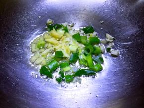 锅内放油烧热，放入葱姜蒜爆香