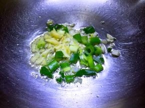 锅内放油烧热，放入葱姜蒜爆香