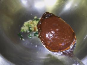 放入蒜蓉辣酱炒匀