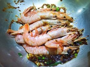 放入大虾翻炒片刻