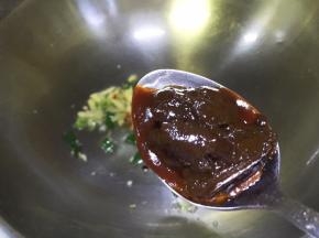 放入黄豆酱
