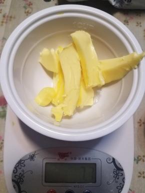 把蜂蜜直接加入到黄油内。