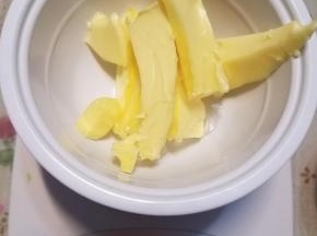 把蜂蜜直接加入到黄油内。