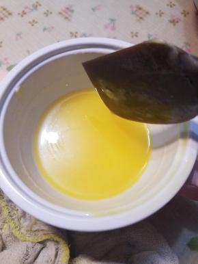 隔水融化成液体。