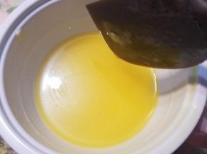 隔水融化成液体。