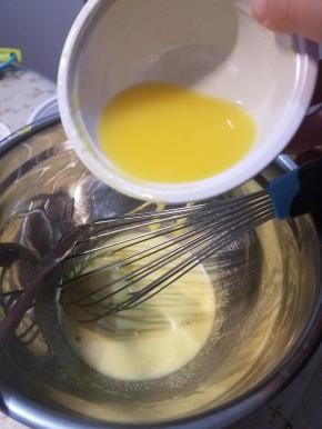 加入到蛋液内，再次搅匀。