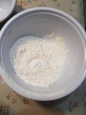 泡打粉直接放入低筋面粉内。