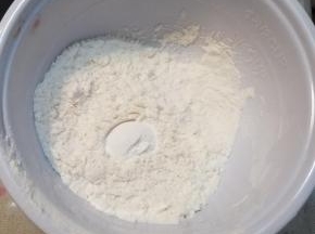 泡打粉直接放入低筋面粉内。