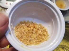 柠檬皮碎沥干水分。