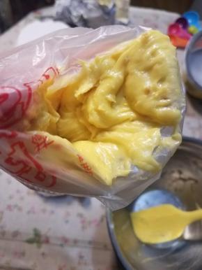 最后装入裱花袋内，至少冷藏梳理半小时。