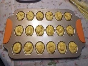 将烤箱提前150度预热，然后把准备好的面糊挤入玛德琳模具。