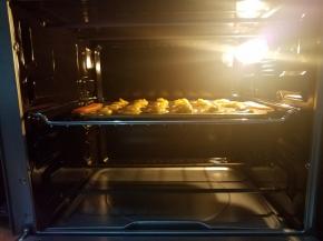 150度中层大约8分钟就烤制完成了。