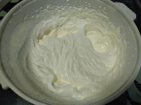 淡奶油加细砂糖进行打发
