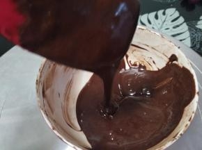 巧克力和淡奶油隔热水融化，然后装入裱花袋