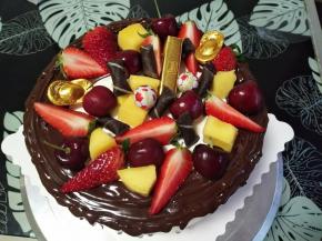 表面水果和巧克力装饰
