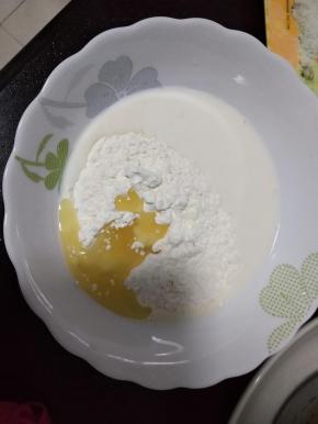 面粉中加入牛奶加入油拌匀