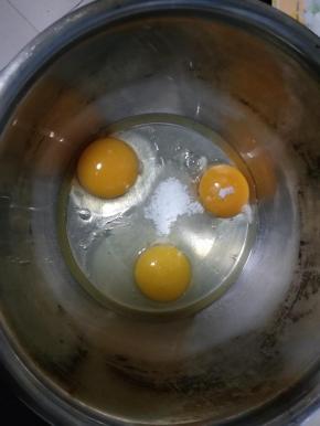 打散三个鸡蛋