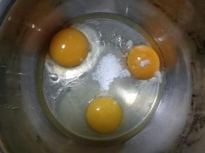 打散三个鸡蛋